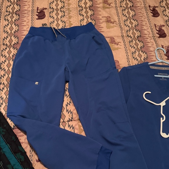 Fabletics scrub set - Picture 2 of 2